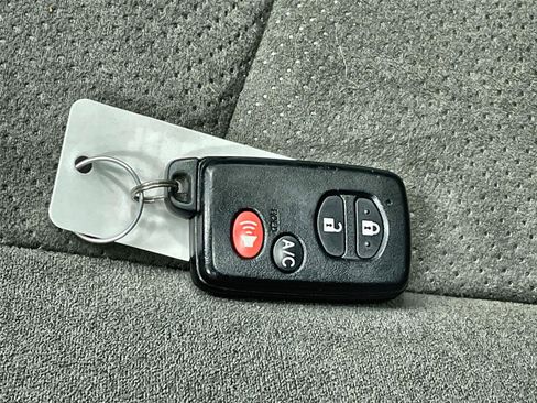 Used 2015 Toyota Prius Three w/ Solar Roof Package image 31