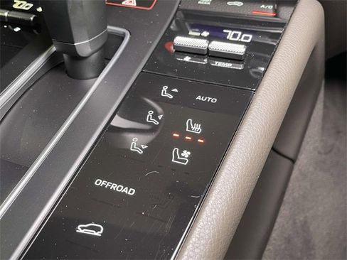 Used 2025 Porsche Macan image 34