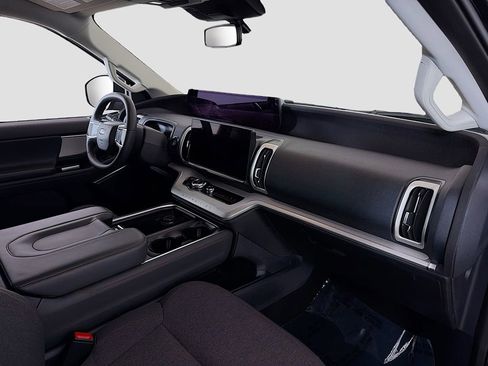 Used 2025 Ford Expedition Active image 18