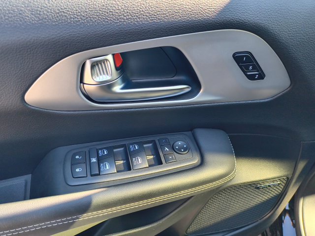 Used 2025 Chrysler Pacifica Limited w/ Uconnect Theater Family Group FWD image 17