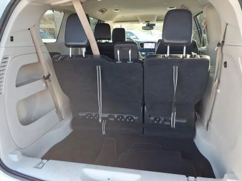 Used 2022 Chrysler Pacifica Touring-L image 19