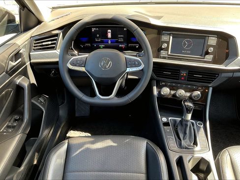 Used 2022 Volkswagen Jetta SE w/ Panoramic Sunroof Package image 4