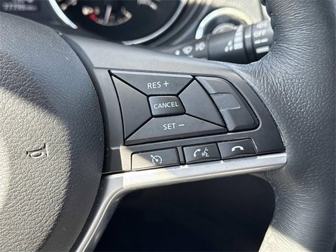 Used 2017 Nissan Rogue SV w/ SV Premium Package image 23