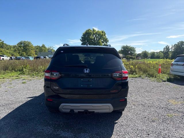 Used 2025 Honda Pilot TrailSport image 4