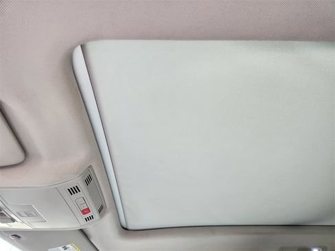 Used 2018 Volkswagen Tiguan SEL image 25