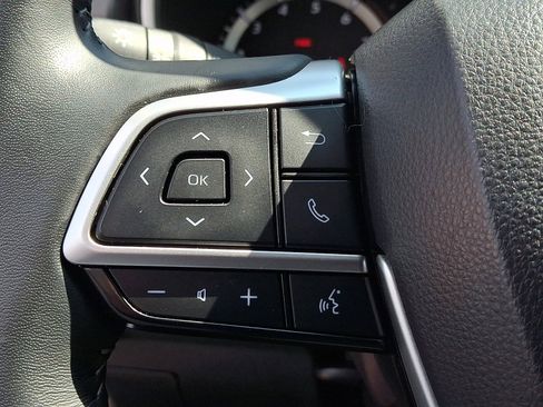 Used 2025 Toyota Highlander XLE AWD/4WD image 22