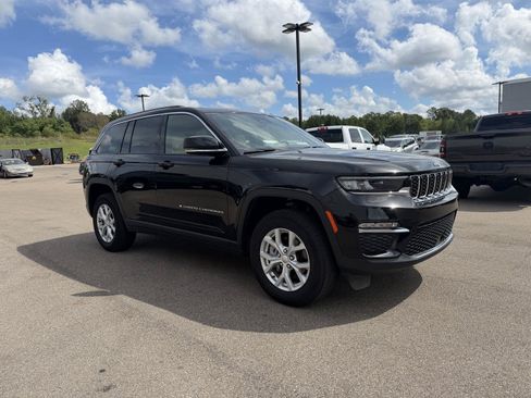 Certified 2023 Jeep Grand Cherokee Limited w/ Trailer Tow Package AWD/4WD image 3