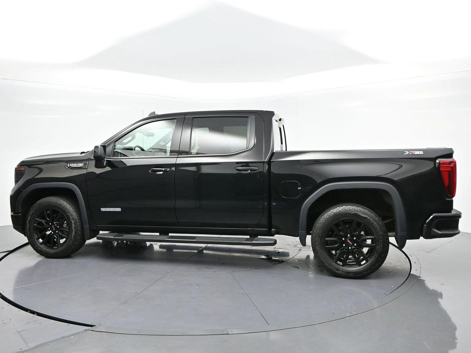 Used 2025 GMC Sierra 1500 Elevation w/ Elevation Premium Package AWD/4WD image 4