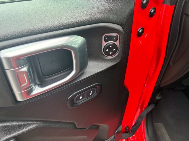 Used 2025 Jeep Wrangler Unlimited Rubicon w/ Convenience Group AWD/4WD image 20