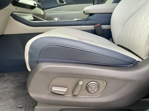 Used 2025 Kia Carnival EX FWD image 18