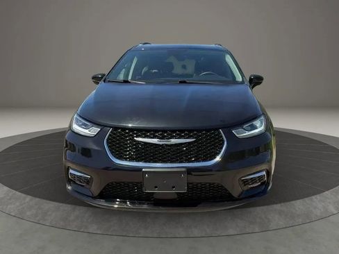 Used 2022 Chrysler Pacifica Touring-L AWD/4WD image 3