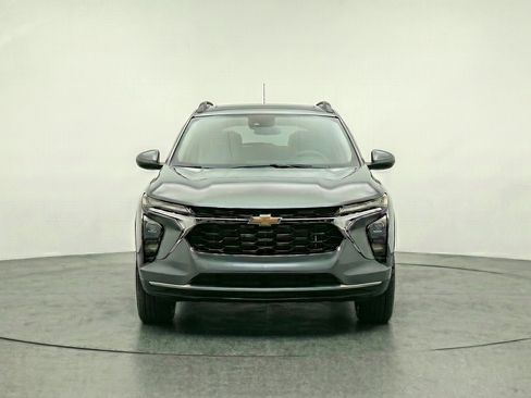 Used 2025 Chevrolet Trax LT FWD image 2