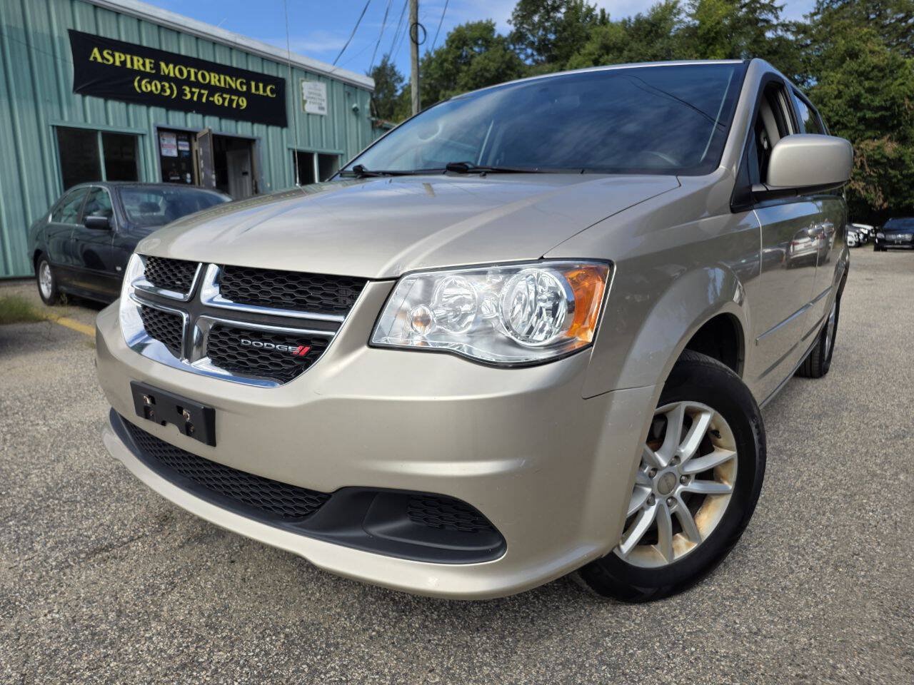 Used 2015 Dodge Grand Caravan SXT FWD image 2