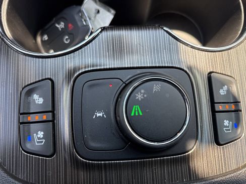 Used 2023 GMC Acadia SLT w/ Preferred Package FWD image 17