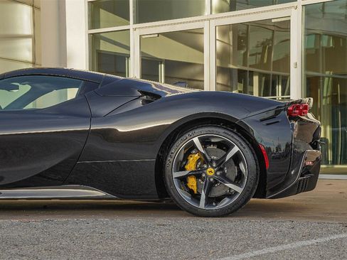 Used 2023 Ferrari SF90 Spider image 14