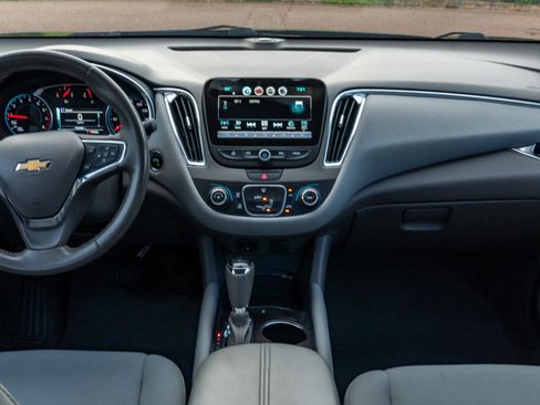 Used 2018 Chevrolet Malibu LT FWD image 18