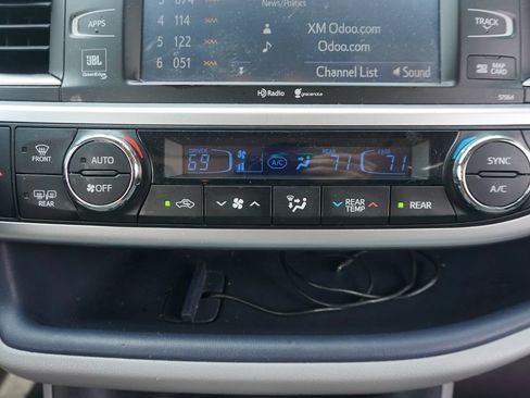Used 2015 Toyota Highlander Limited w/ Driver Technology Package FWD image 12