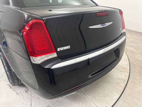 Used 2018 Chrysler 300 Touring RWD image 22