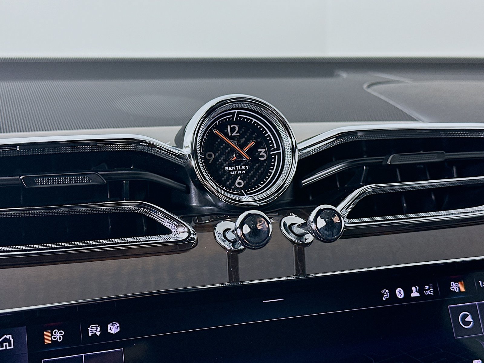 Used 2022 Bentley Bentayga AWD/4WD image 54