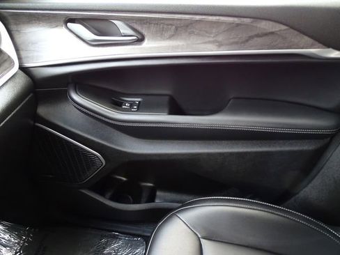 Used 2025 Jeep Grand Cherokee L Limited w/ Black Appearance Package image 10