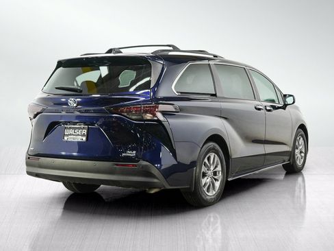 Used 2023 Toyota Sienna XLE AWD/4WD image 5