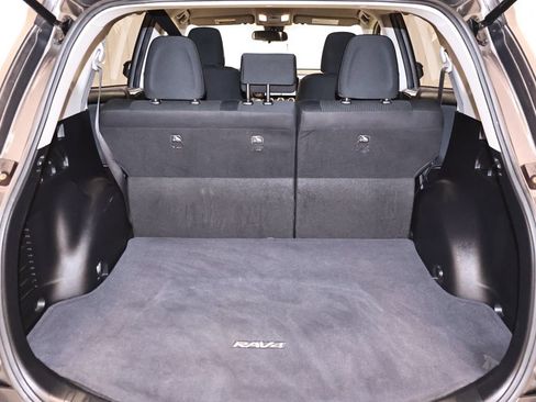 Used 2018 Toyota RAV4 LE w/ Carpet Mat Package AWD/4WD image 27