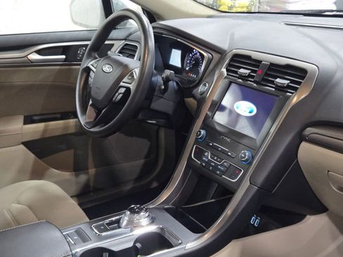 Used 2020 Ford Fusion SE image 9