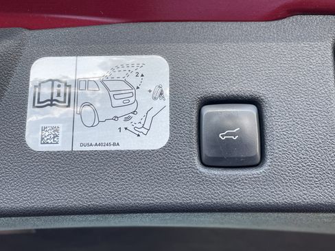 Used 2020 Ford Escape Titanium image 7