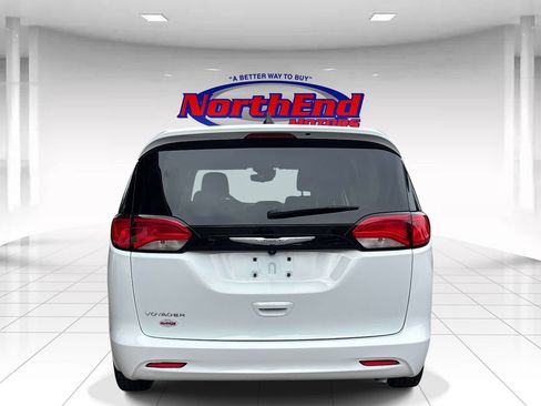 Used 2023 Chrysler Voyager LX FWD image 4