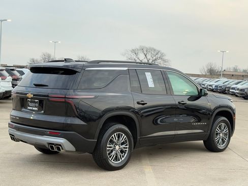 Used 2025 Chevrolet Traverse LT image 6