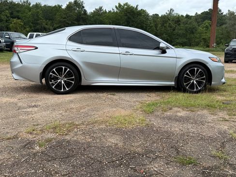 Used 2018 Toyota Camry SE FWD image 6