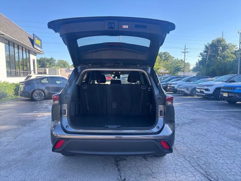 Used 2025 Toyota Highlander LE FWD image 32