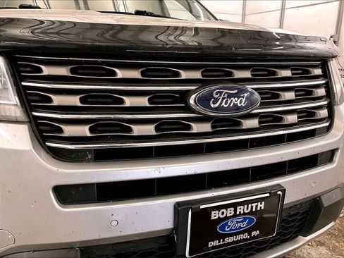 Used 2017 Ford Explorer XLT w/ Equipment Group 202A AWD/4WD image 31