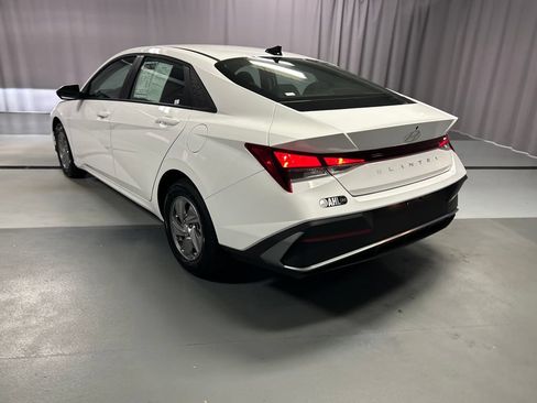 Used 2026 Hyundai Elantra SE FWD image 5