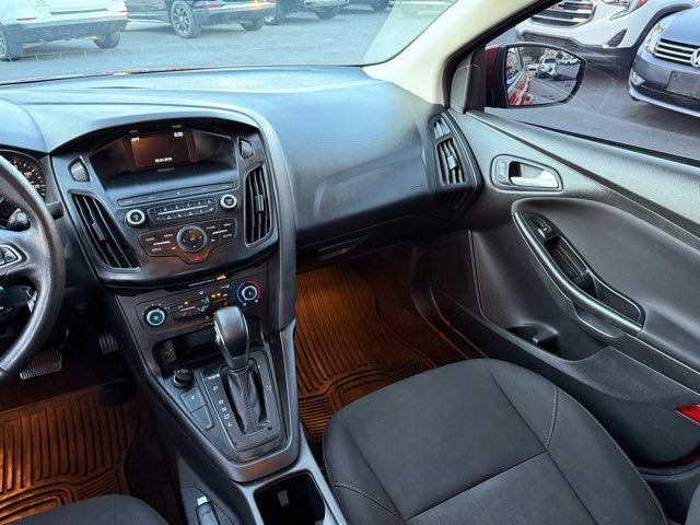 Used 2018 Ford Focus SE w/ Cold Weather Package FWD image 14
