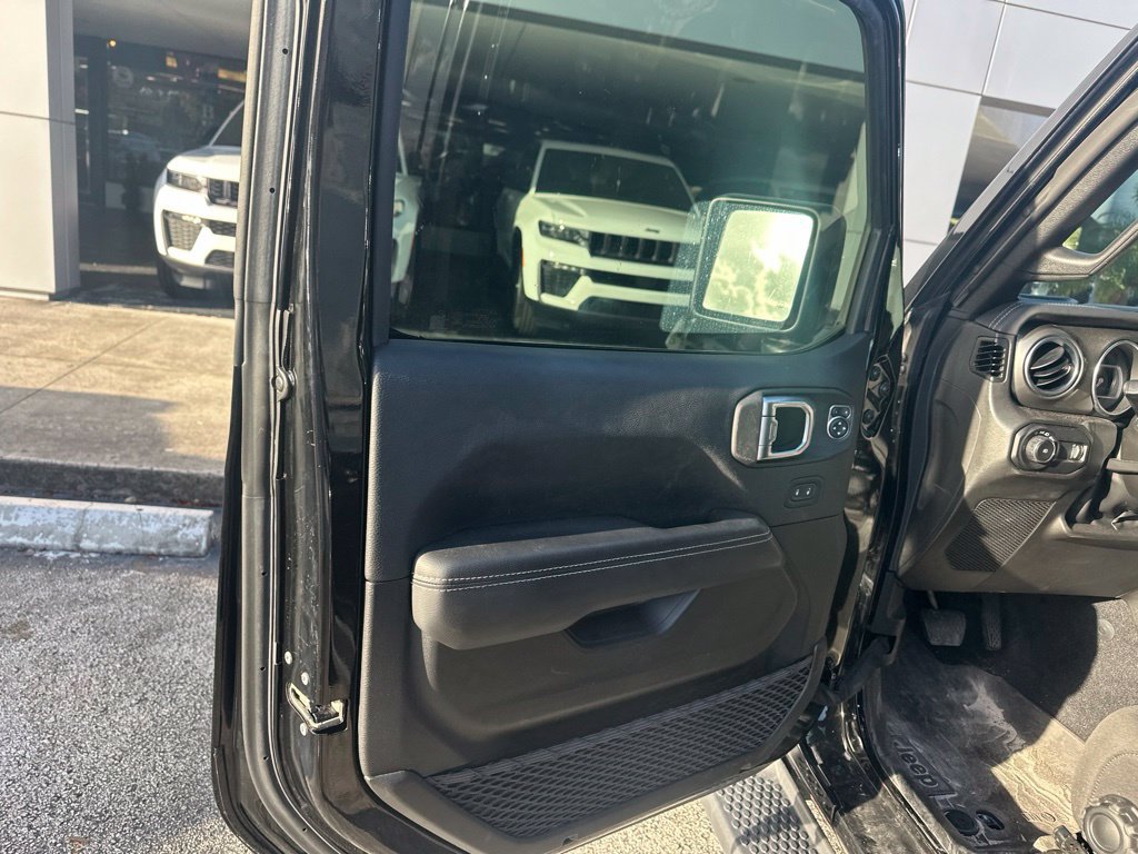Used 2023 Jeep Wrangler Unlimited Sahara AWD/4WD image 14