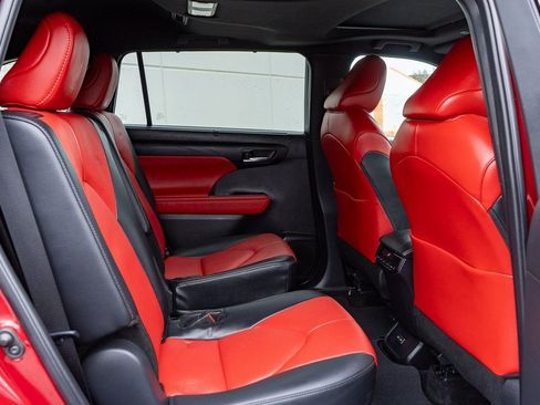 Used 2024 Toyota Highlander XSE image 15