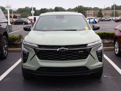 Used 2024 Chevrolet Trax RS w/ Driver Confidence Package FWD image 2