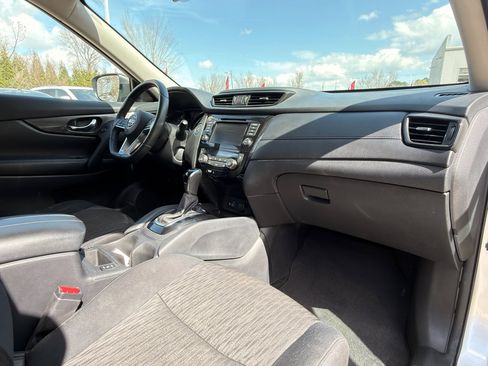 Used 2018 Nissan Rogue SV w/ Premium Package image 14