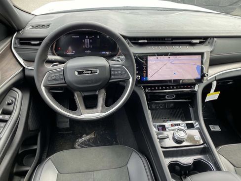 New 2026 Jeep Grand Cherokee Altitude image 9