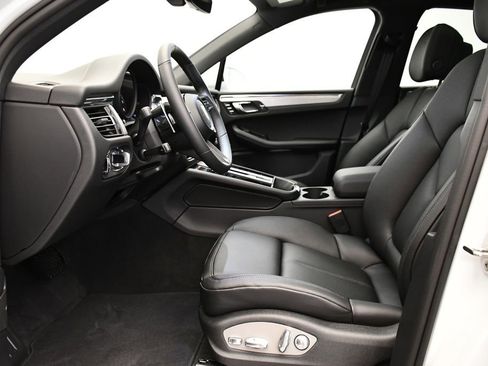 Certified 2026 Porsche Macan AWD/4WD image 5