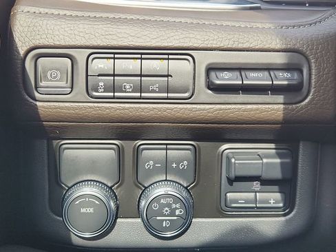 Used 2024 GMC Yukon Denali w/ Advanced Technology Package image 18