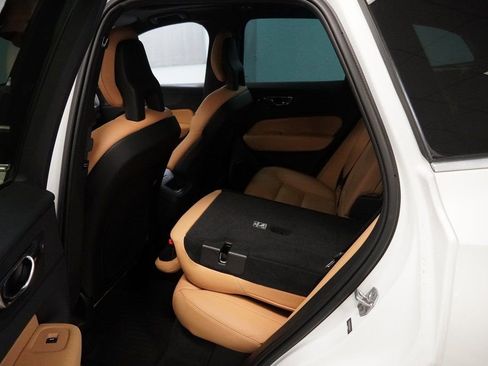 Used 2019 Volvo XC60 T5 Momentum w/ Multimedia Package image 22