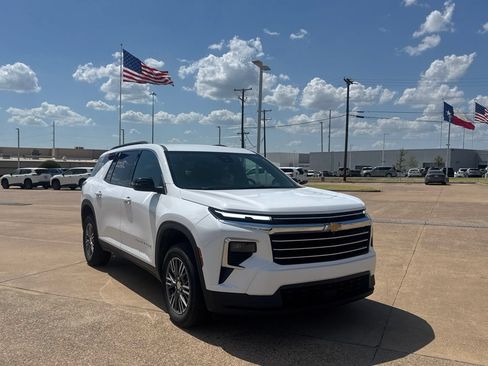 Used 2025 Chevrolet Traverse LT FWD image 1
