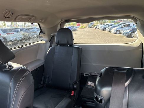 Used 2018 Toyota Sienna SE Premium w/ Carpet Mat Package FWD image 17