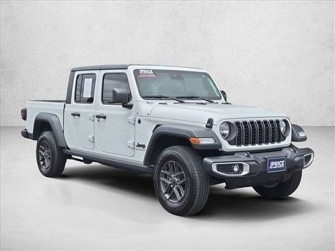Used 2025 Jeep Gladiator Sport AWD/4WD image 3