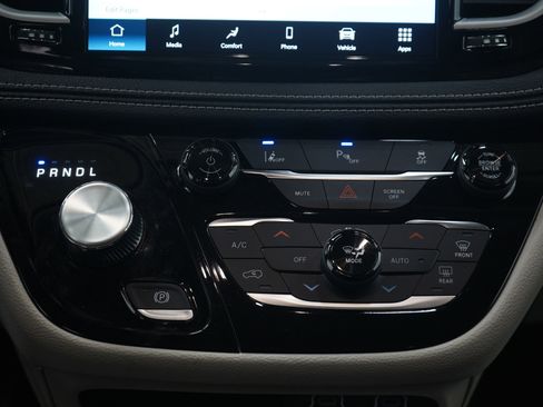 Used 2023 Chrysler Pacifica Touring-L image 18