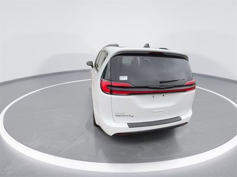 Used 2024 Chrysler Pacifica Touring-L w/ S Appearance Package image 7