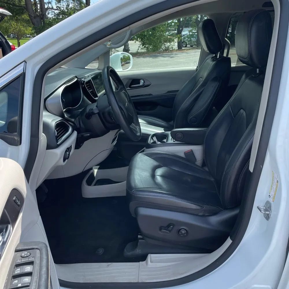 Used 2022 Chrysler Pacifica Touring-L FWD image 2
