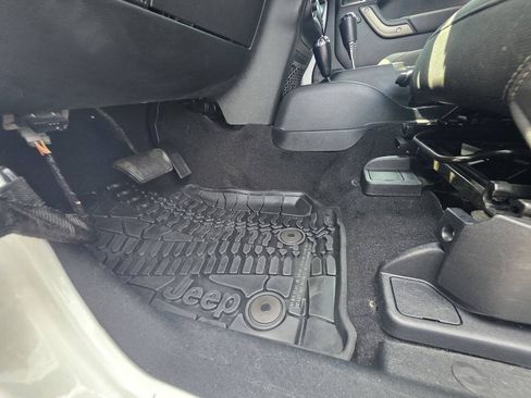 Used 2018 Jeep Wrangler Sport AWD/4WD image 12